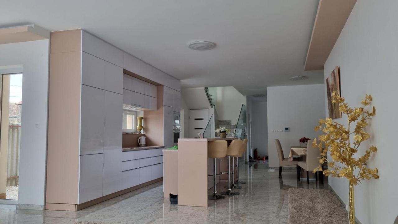 Sarkcsillag Teljes Csaladihaz- Star Complete Family House Apartment แซแก็ด ภายนอก รูปภาพ