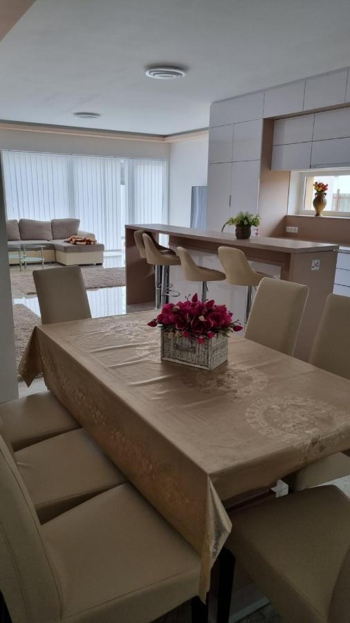 Sarkcsillag Teljes Csaladihaz- Star Complete Family House Apartment แซแก็ด ภายนอก รูปภาพ
